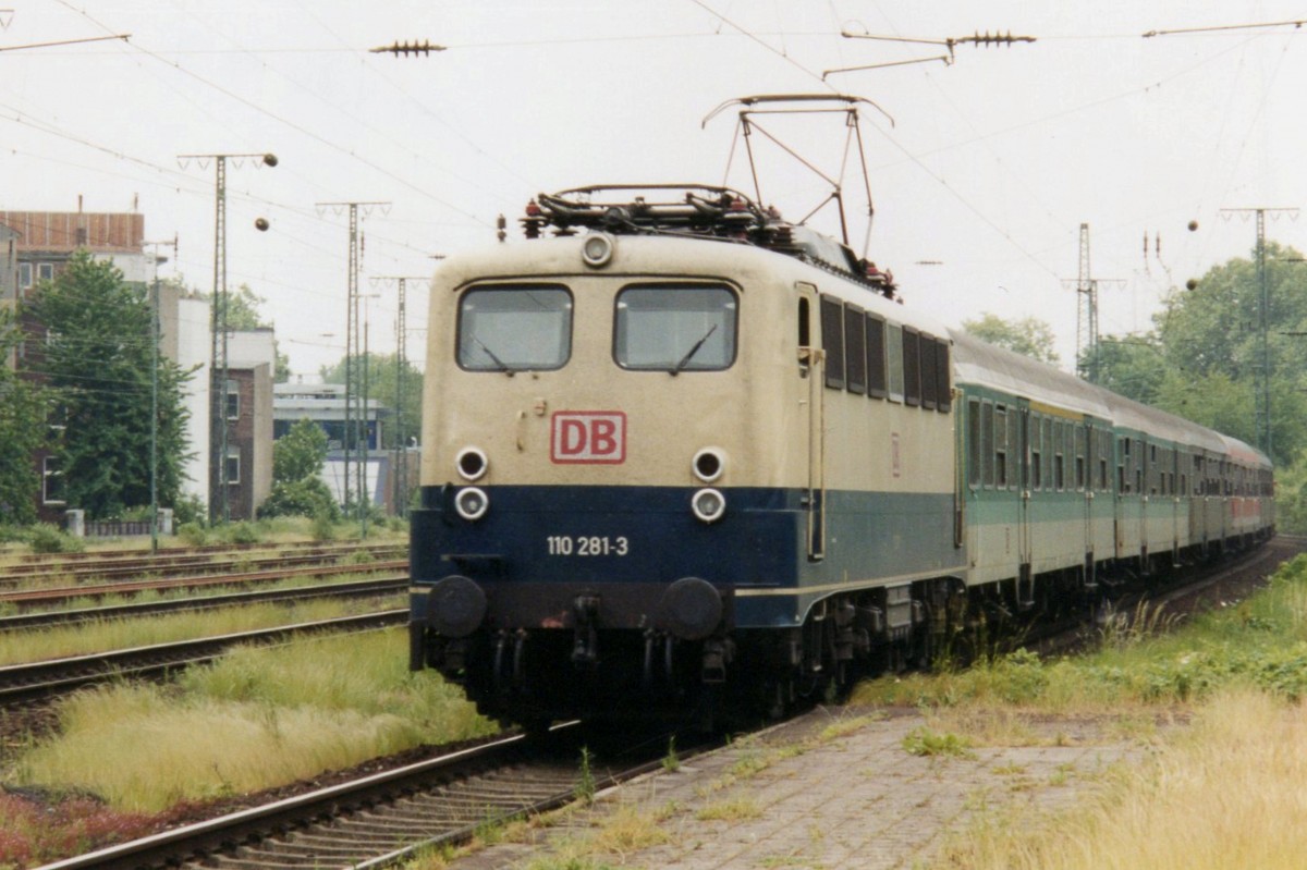 Am 22 Mai 2001 durchfahrt 110 281 Kln West.