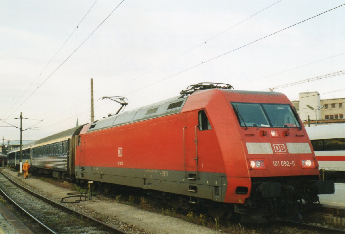 Am 22 Mai 2004 stand 101 092 mit EN nach Paris Gare de l'Est in Wien West. 