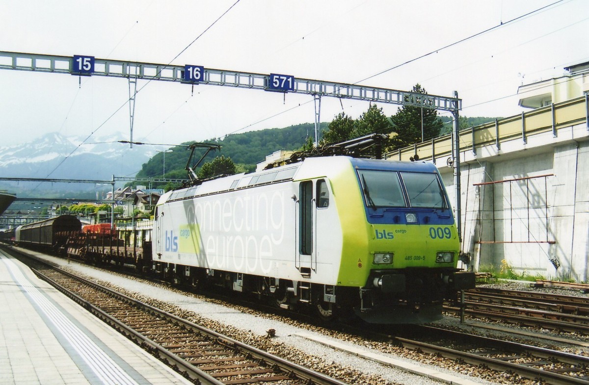 Am 22 Mai 2006 steht BLS 485 009 in Spiez.