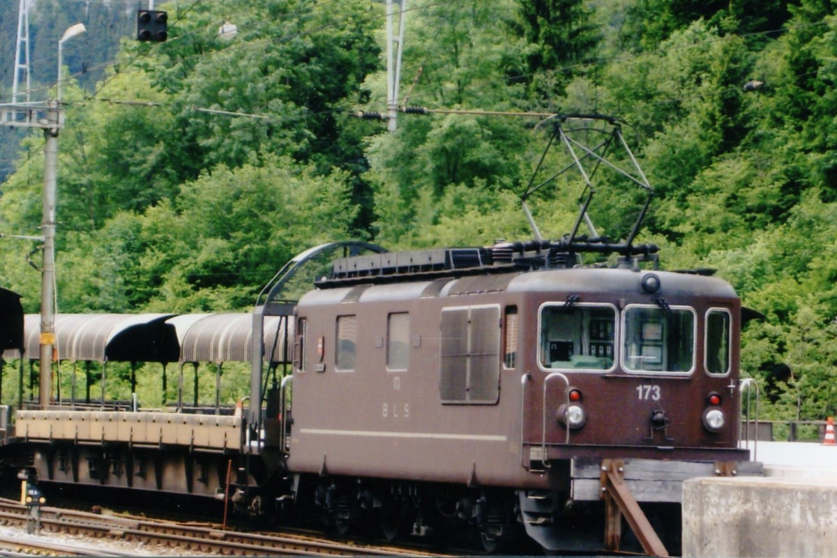 Am 22 Mai 2008 steht BLS 173 bei der Autolverladerampe in Kandersteg.