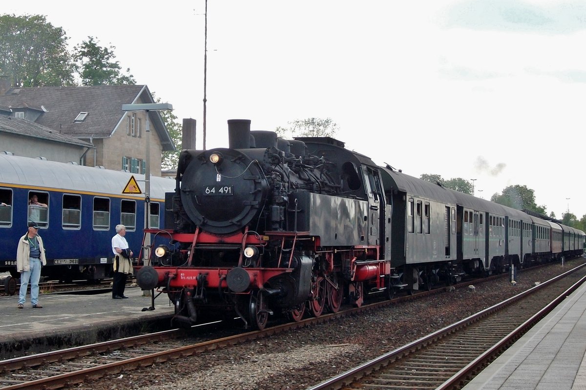 Am 22 Mai 2010 steht 64 491 mit Pendelzug in Neuenmarkt/Wirsberg.