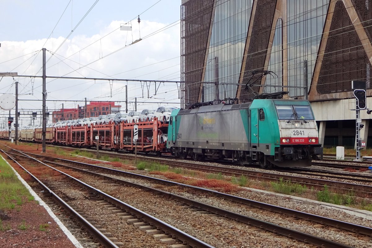 Am 22 Mai 2019 zieht 2841 ein PKW-Leerzug durch Hasselt.