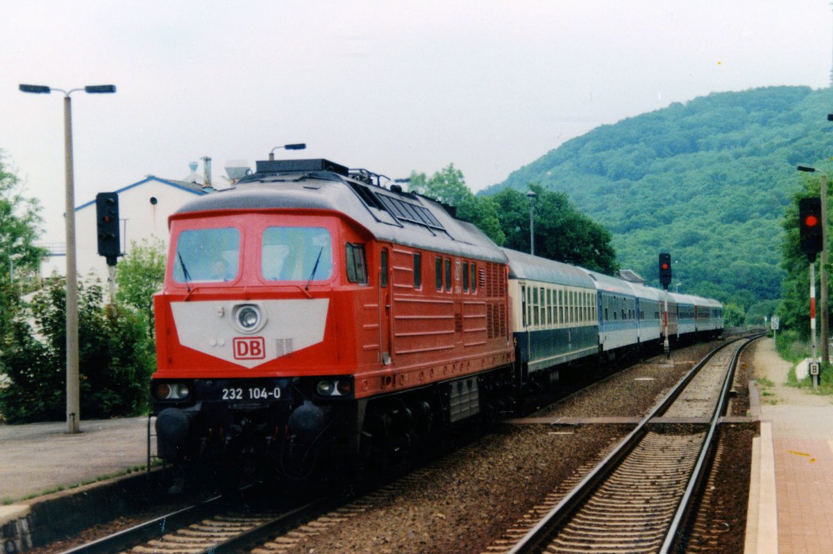 Am 22 November 1997 treft 232 104 mit ein IR in Löbau (Sachsen) ein.