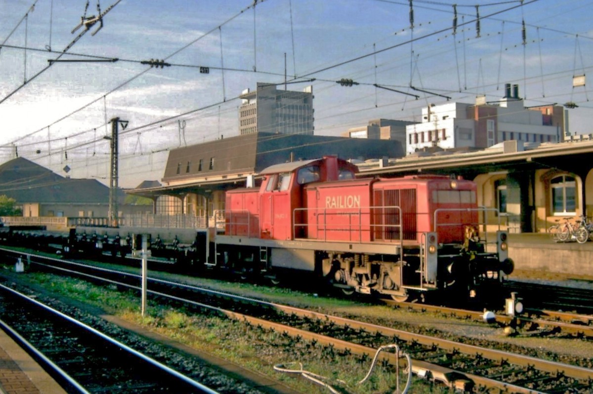 Am 22 September 2010 rangiert 294 812 in Basel Badischer Bahnhof.