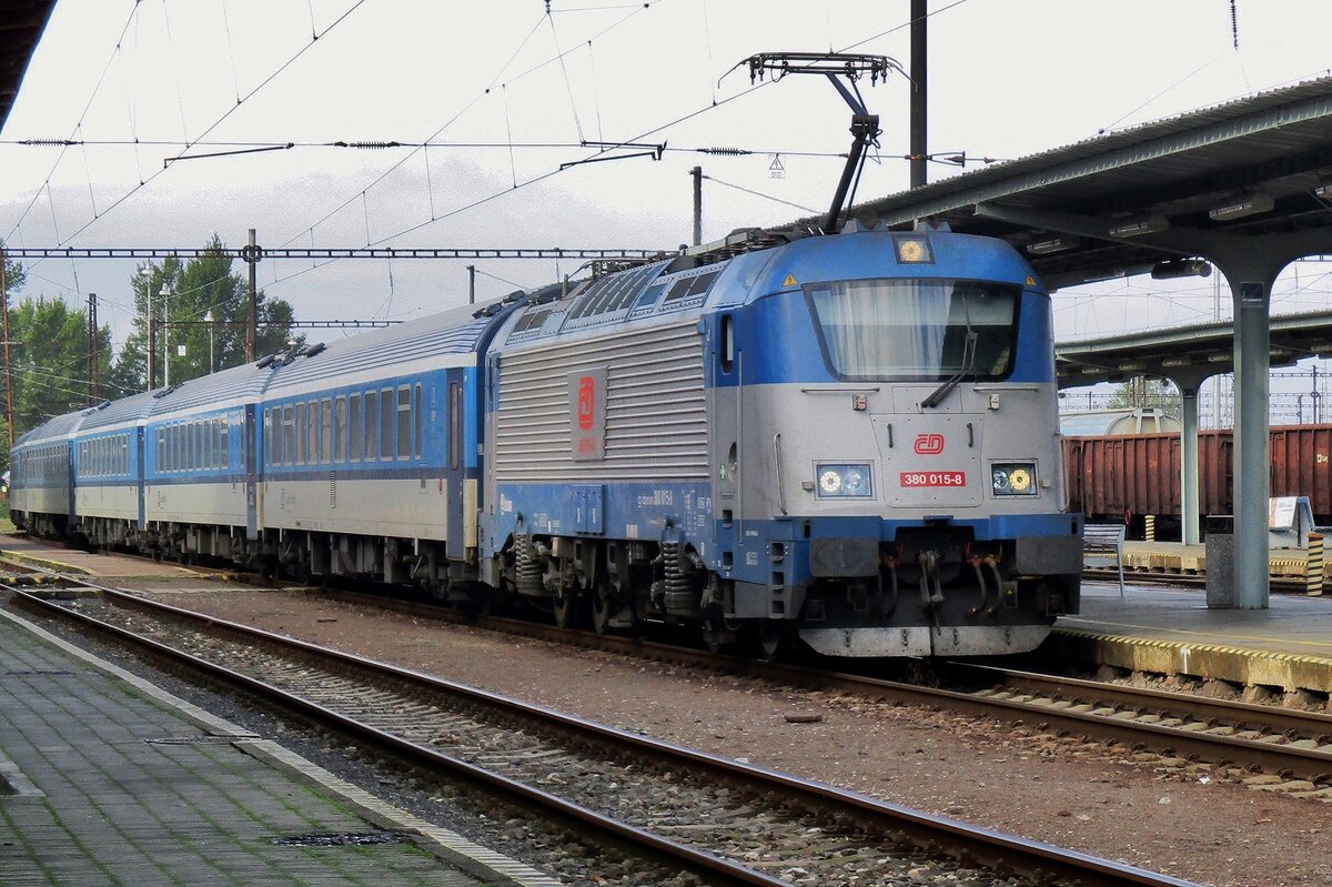 Am 22 September 2017 stoppt 380 015 mit der EC Metropolitan in Sturovo.  Am 22 September 2017 stoppt 380 015 mit der EC Metropolitan in Sturovo.