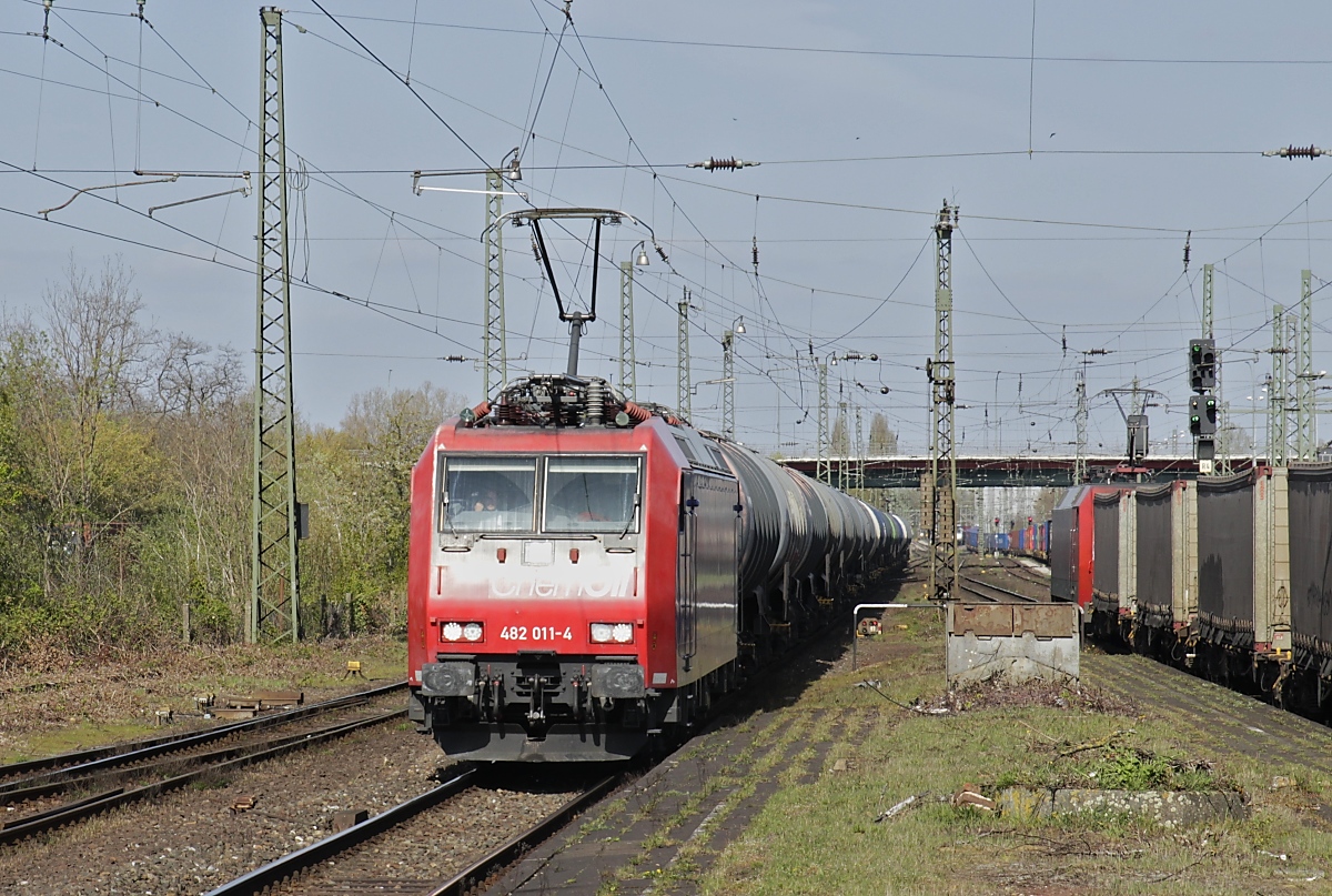 Am 22.04.2021 durchfährt Chemoil-482 011-4 den Bahnhof Duisburg-Rheinhausen