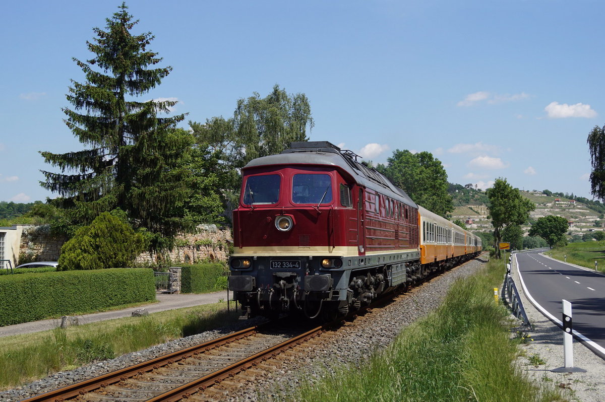 Am 22.05.2018 wurde der  EBS-St�dteexpress  nach der R�ckkehr aus Binz von der EBS 132 334-4 als DLr 20055 von Erfurt Gbf nach Karsdorf �berf�hrt. Sven Molle fotografierte den Zug in Balgst�dt.