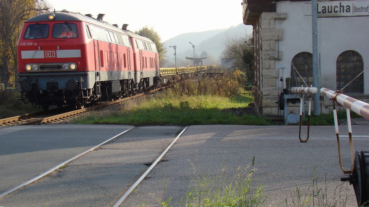 Am 22.11.2014 war ein V160-Doppel von DB Services S�dost auf der Unstrutbahn unterwegs. 218 139-4 + 218 272-3 zogen etliche gelbe Res-Wagen zum Fahrzeugwerk nach Karsdorf. G�nther G�bel fotografierte die Durchfahrt in Laucha.