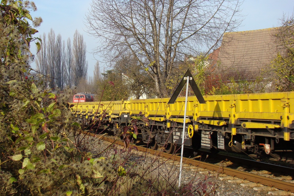 Am 22.11.2014 zogen DB Services S�dost 218 139-4 + 218 272-3 etliche gelbe Res-Wagen zum Fahrzeugwerk nach Karsdorf. G�nther G�bel fotografierte die Durchfahrt in Laucha.