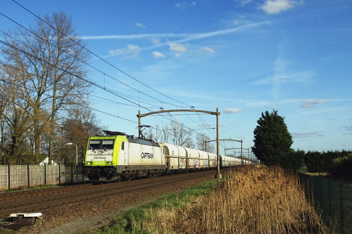 Am 23 Februari 2022 zieht CapTrain 186 155 ein Kohlezug durch Hulten.