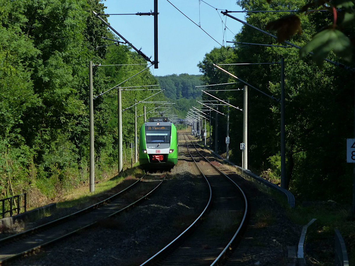 Am 23. Juli 2019 ist 422 046 in der Anfahrt auf den Haltepunkt Aprath.