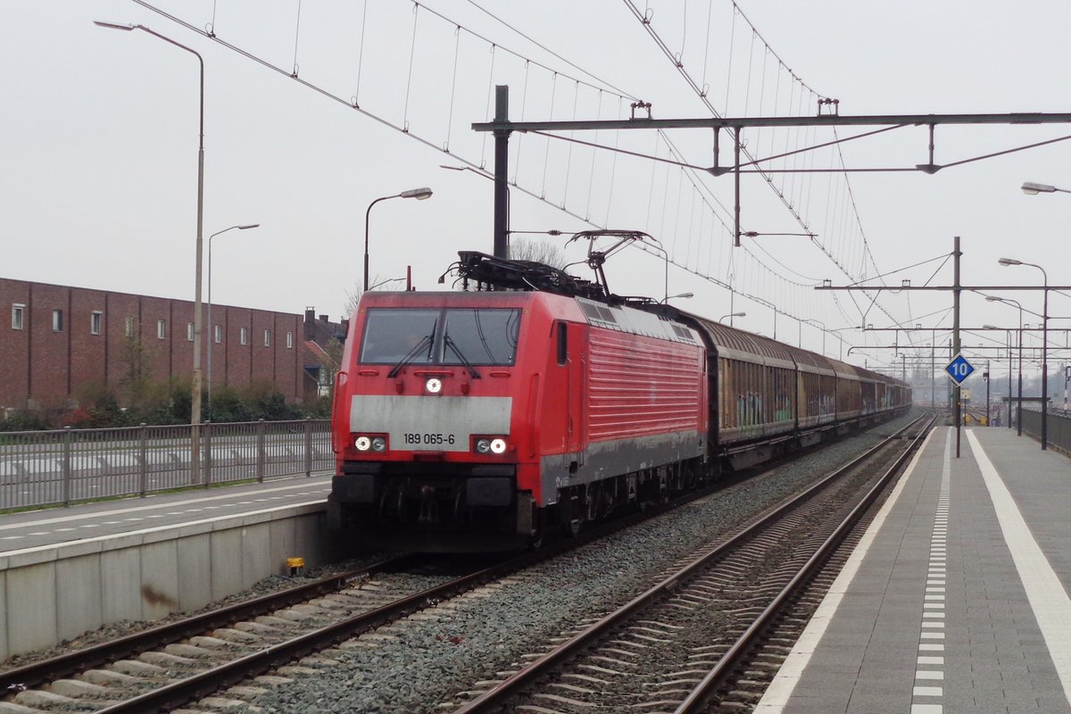 Am 23 März 2019 durchfahrt ein Ganzzug mit 189 065 Blerick.