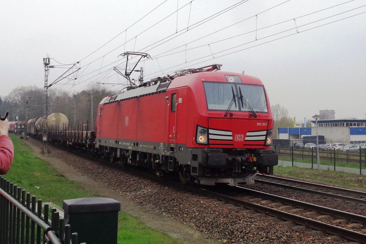 Am 23 März 2019 treft 193 351 mit ein Mischguterzug in Venlo ein.