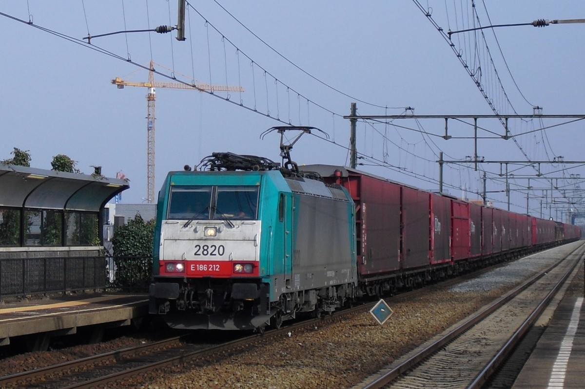 Am 23 November 2009 durchfahrt der OPEL-Zug Bochum-Riemcke<=>Antwerpen-Oorderen Nijmegen Dukenburg mit 2820 an der Spitze.