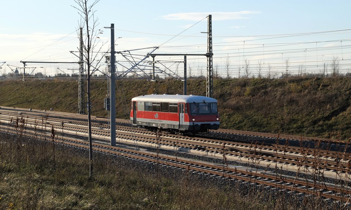 Am 23.11.2017 ist Heiko Kern ein wahrscheinlich ganz seltenes, speziell auf dieser Strecke, anzutreffendes Fahrzeug vor die Linse gefahren.
So konnte er auf der ICE Strecke Halle - Erfurt eine Errungenschaft des DDR Schienenfahrzeugbaus bei Jüdendorf ablichten. Unter dem Motto  Überholen ohne Einzuholen  war 772 332 vom Lausitzer Dampflok Club e.V. formschön, windschnittig und sogar ganz ohne Stromabnehmer unterwegs.
