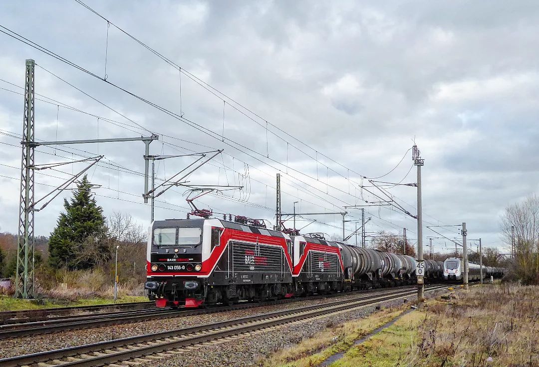 Am 23.12.2022 waren in Naumburg (S) Hbf die EBS 143 056-0 und die 143 124-6 mit einem Kesselwagenzug Richtung Bad Kösen unterwegs. (Foto: https://www.instagram.com/bahnbilder_th/)