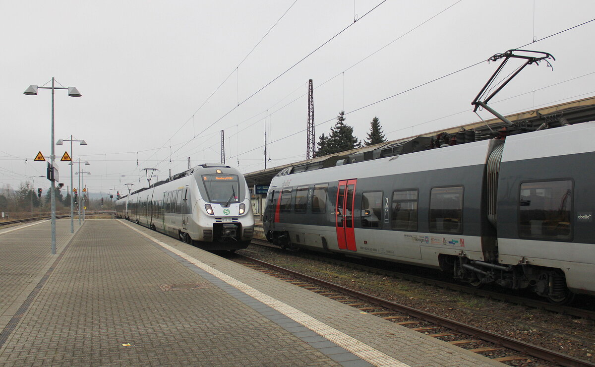 Am 23.12.2025 in Naumburg (S) Hbf. Seit dem Fahrplanwechsel hat die Domstadt Anschluss ans Netz der S-Bahn Mitteldeutschland. Die S6 verkehrt stündlich vom Bahnsteig 4 zwischen Naumburg und Leipzig Hbf und ersetzt die bisher verkehrende RB20, die jetzt am Bahnsteig 3 in Naumburg endet.