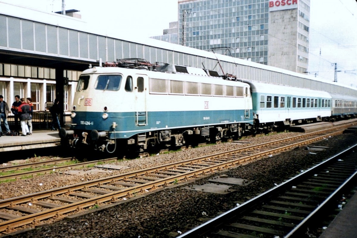 Am 24 April 1998 hlt 110 424 in Essen Hbf.