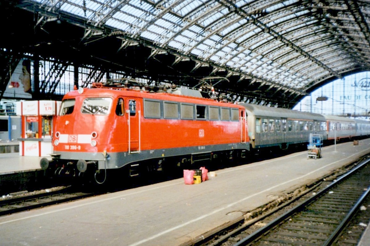 Am 24 April 1998 steht 110 396 in Köln Hbf.