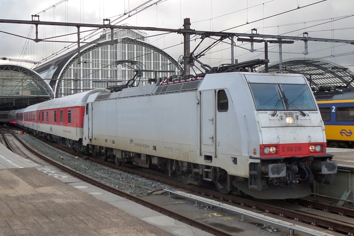 Am 24 April 2016 steht 186 238 mit ein CNL in Amsterdam Centraal.