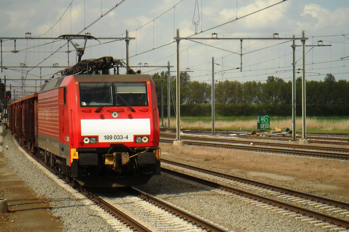 Am 24 April 2019 durcheilt ein Leerzug mit 189 033 und Eanos Lage Zwaluwe.