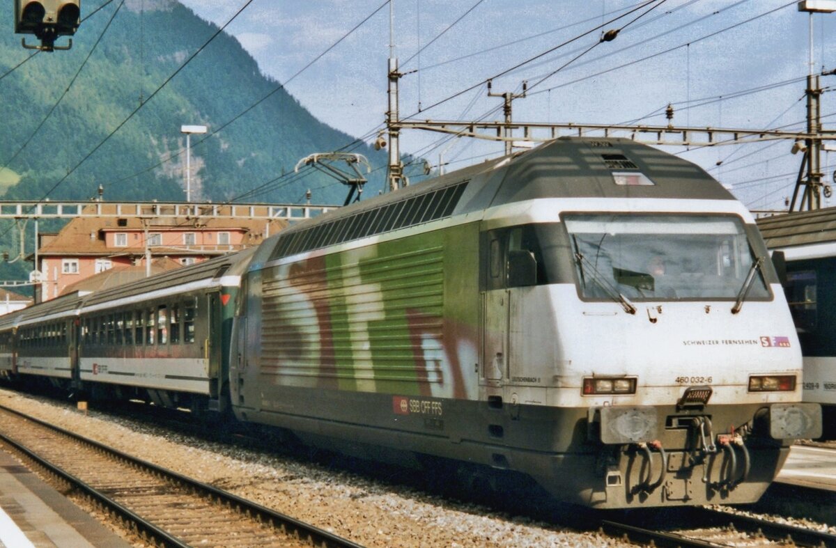 Am 24 Mai 2002 halt 460 032 in Arth-Goldau.