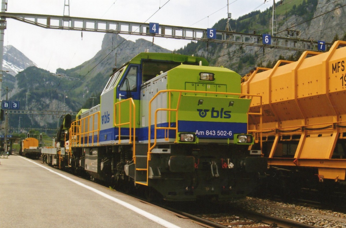 Am 24 Mai 2006 steht BLS 843 502 mit Gleisbauzug in Kandersteg.