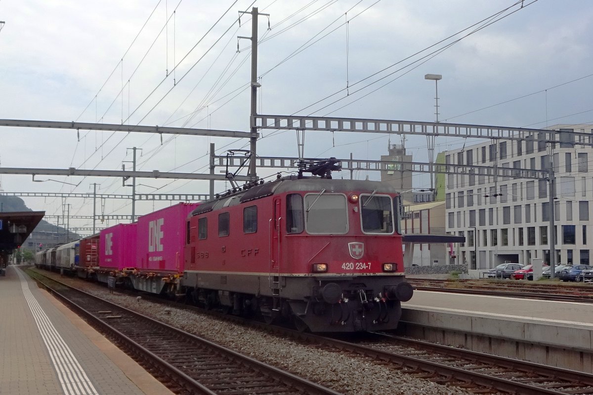 Am 24 Mai 2019 dönnert ein Containerzug mit 420 234 durch Brugg AG.