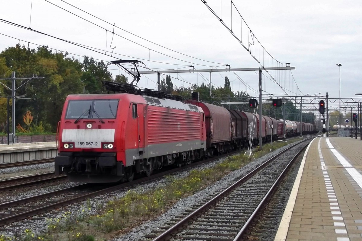 Am 24 Oktober 2015 durchfahrt 189 067 Boxtel.