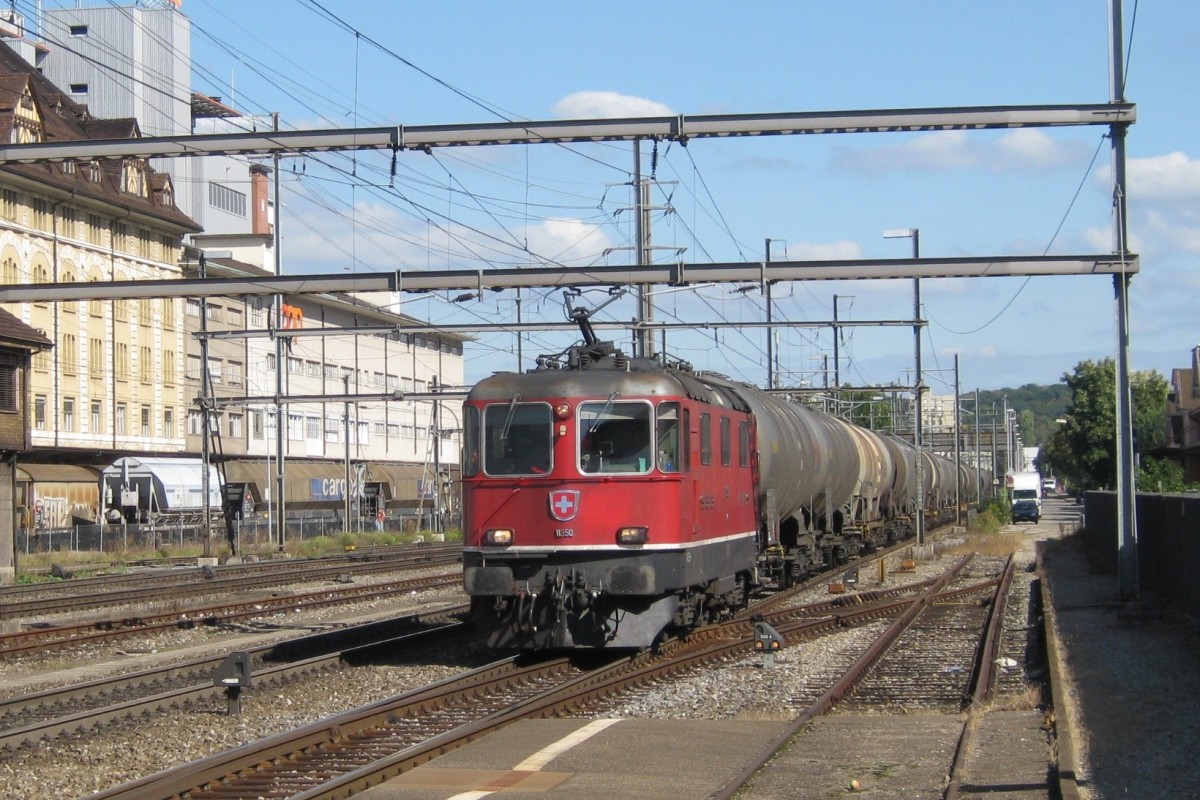 Am 24 September 2009 dönnert 11350 mit Kesselwagenzug gen Basel durch Pratteln.