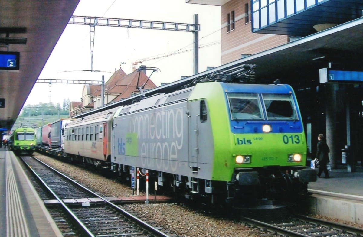 Am 24 September 2010 durchfahrt BLS 485 013 Pratteln.