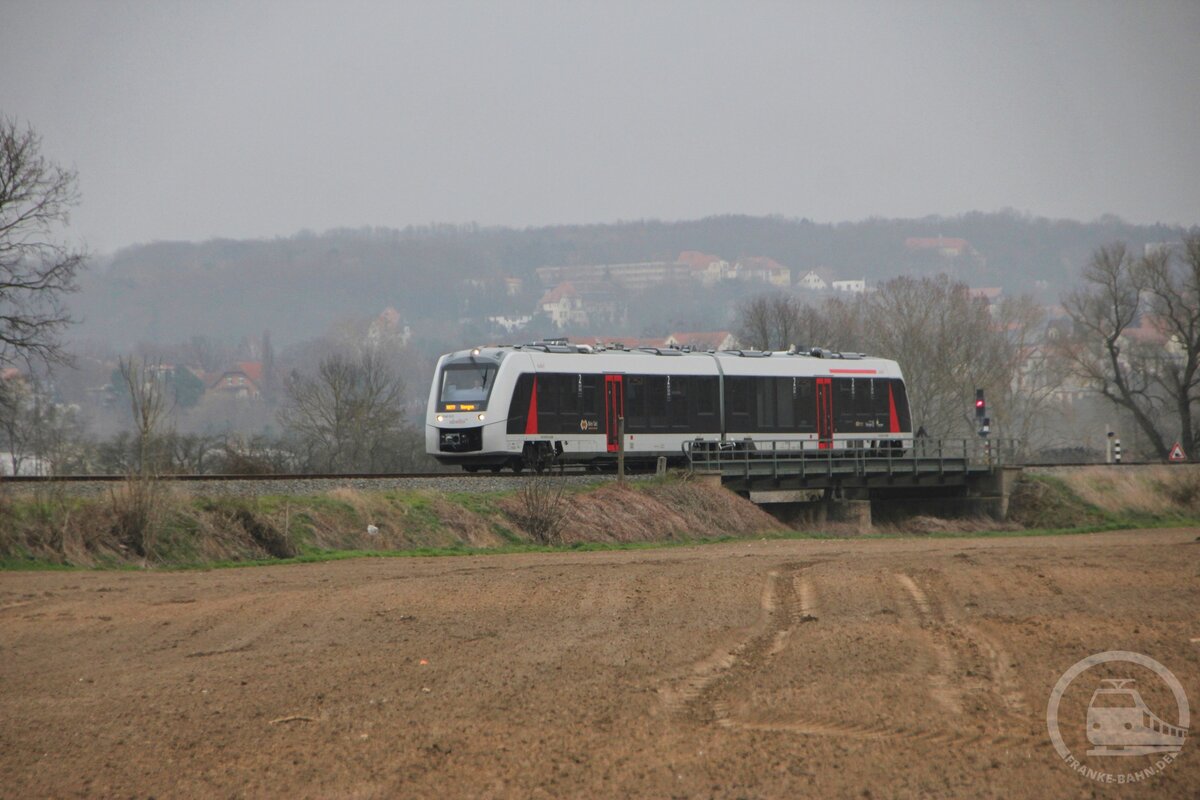 Am 24.03.2019 hat 1648 923 der Abellio Rail Mitteldeutschland GmbH soeben den Naumburger Hauptbahnhof verlassen und strebt nun auf der Unstrutbahn den Haltepunkt Roßbach entgegen. (Foto: Steve Franke)