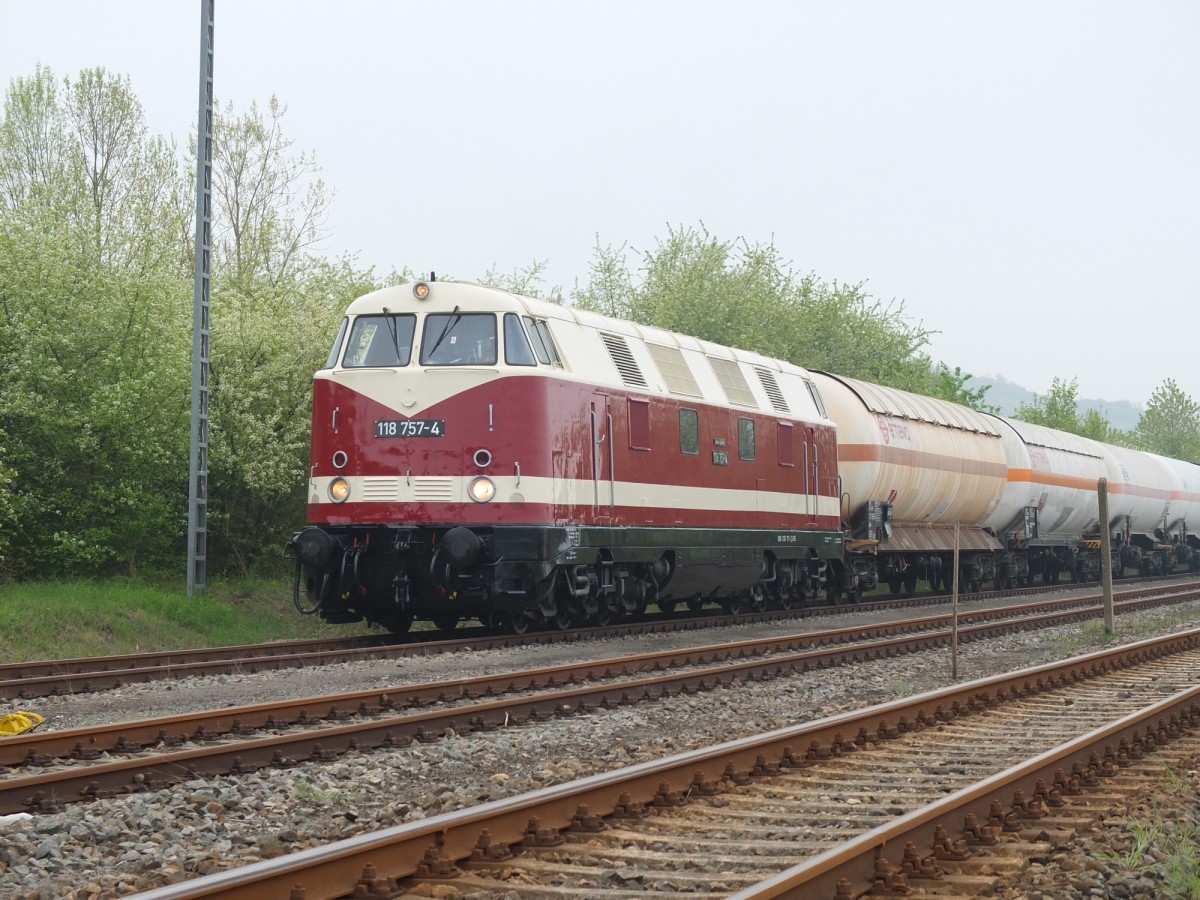 Am 24.04.2014 brachte die EBS 118 757-4 einen Kesselwagenzug nach Karsdorf Bbf. (Foto: Heiko Kern)