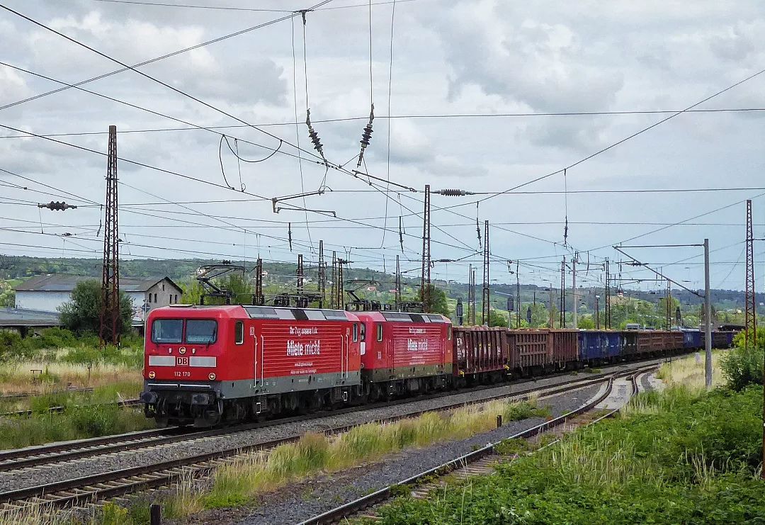 Am 24.06.2022 waren DB 112 170 und 112 139 in Naumburg (S) Hbf mit ein paar 1000 t Holz von Halle (S) nach Nürnberg über Erfurt und Fulda unterwegs. Das Holz kommt aus dem Harz und ging über Passau nach Österreich. (Foto: https://www.instagram.com/bahnbilder_th/)