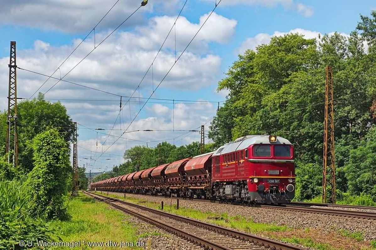 Am 24.06.2024 brachte die EBS V200 507 den aus 29 Wagen bestehenden DGS 88939 von Erfurt Gbf nach Großkorbetha und ist hier in Naumburg (S) Hbf zusehen. (Foto: Ulf Wackernagel)
