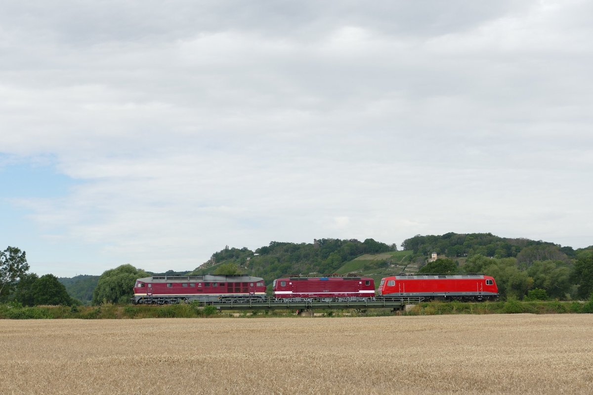 Am 24.07.2020 war die EBS 132 334 zusammen mit der FWK 243 936 und der neu erworbenen FWK 156 002 in Roßbach in Richtung Naumburg unterwegs. (Foto: Wolfgang Krolop)