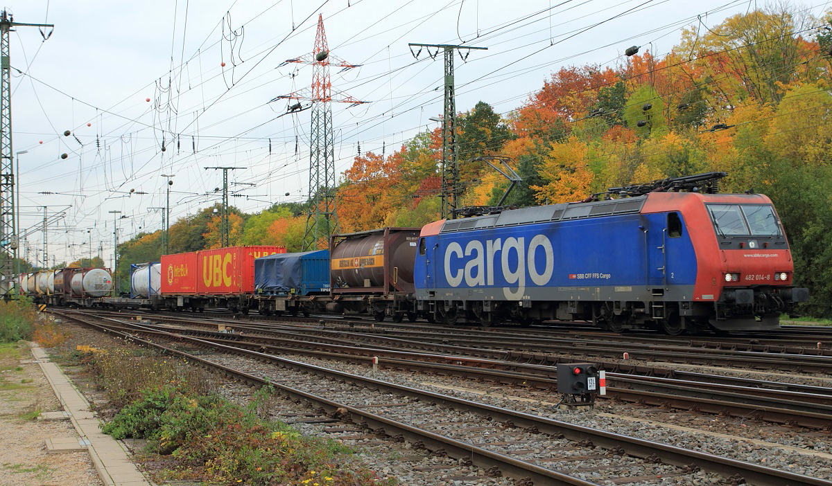 Am 24.10.2015 durchfuhren vier schweizer Lokomotiven innerhalb von 70 Minuten den Gterbahnhof Kln-Gremberg, um 15:10 Uhr war SBB Cargo 482 014-8 hier mit einem Gterzug von der Klner Sdbrcke kommend in Richtung Sden unterwegs