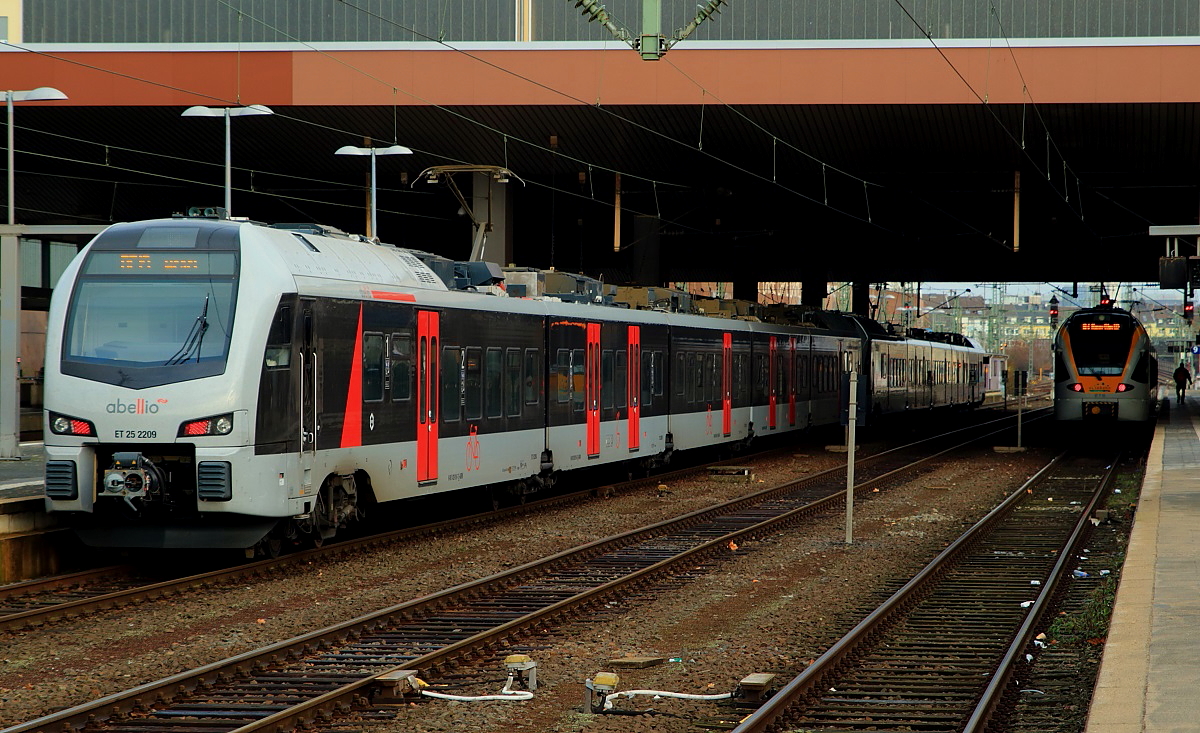 Am 24.12.2016 begegnen sich der Abellio-Flirt 3 ET 25 2209 und ein Flirt der Eurobahn im Düsseldorfer Hauptbahnhof. Der ET 25 2209 (und an der Spitze der ET 25 2302) fahren als RE 19 nach Emmerich, während der Eurobahn-Flirt über Gelsenkirchen nach Hamm (Westfalen) fährt.