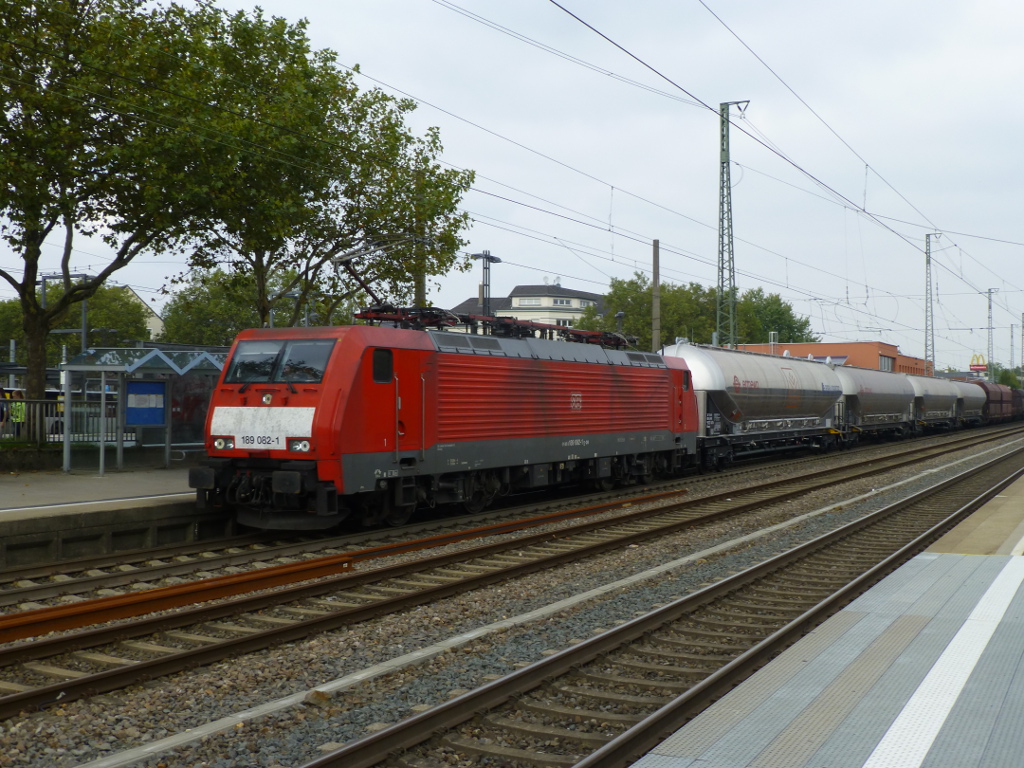 Am 24.9.2013 zieht 189 082 einen gemischten Gterzug durch Solingen Hbf.