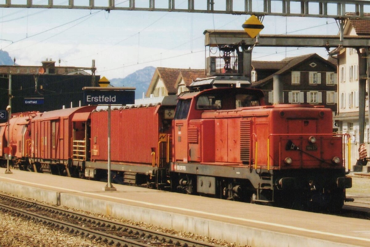 Am 25 Mai 2007 steht SBB 18437 samt Rettungszug in Erstfeld.
