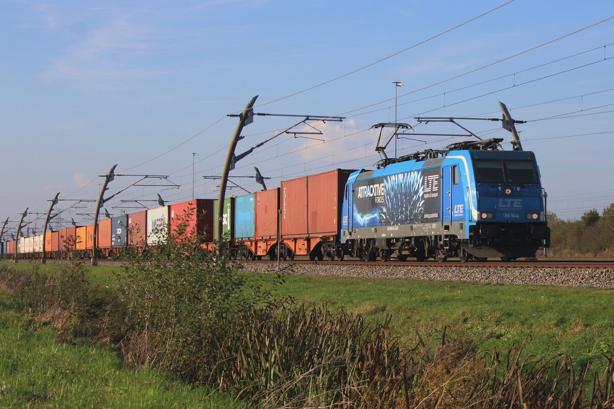 Am 25 Oktober 2024 durchfahrt LTE 186 944 mit der umgeleiteter Mannheim/Wrth Containerpendelzug Valburg. 