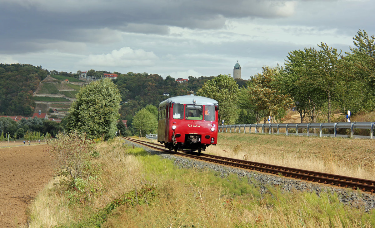 Am 25.08.2018 war das EBS Ferkeltaxi 772 345 bei Balgst�dt als Sonderzug von K�lleda �ber Gro�heringen zur�ck nach Karsdorf unterwegs. Der Finnebahnverein war unterwegs von Laucha nach K�lleda in Erinnerung an die Finnebahn. Bei den Eisenbahnfreunden Gro�heringen wurde auf der R�ckfahrt Halt gemacht. (Foto: Wolfgang Krolop)