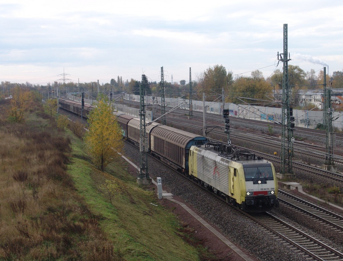 Am 25.10.2013 ES 64 F4-096 (189 996-2) wartete auf die Weiterfahrt nach Rostock Seehafen.
Aufgenommen in Halle.