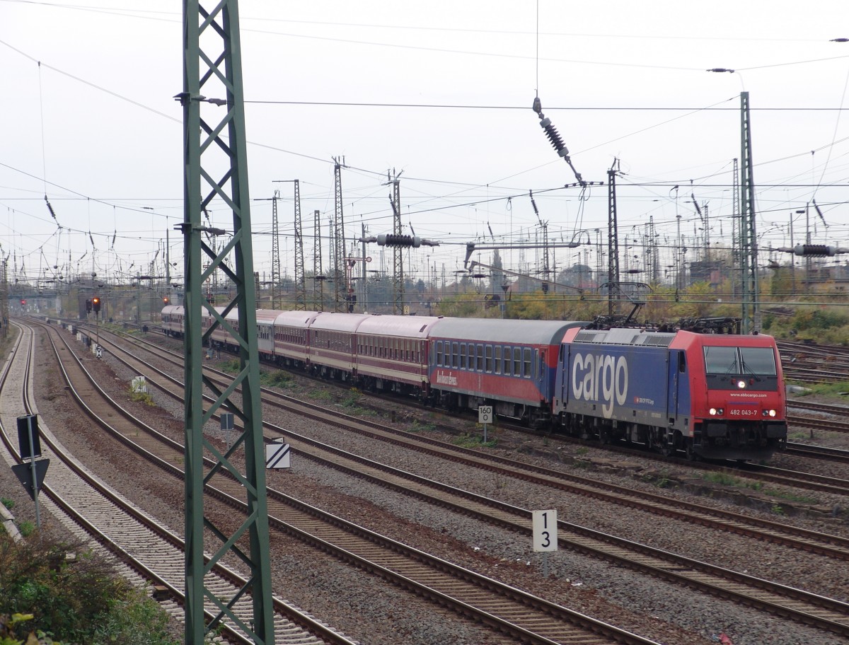 Am 25.10.2013 hatte 482 043-7 ihr Ziel fast erreicht.
Sie fuhr einen EuroExpress von Köln nach Halle.