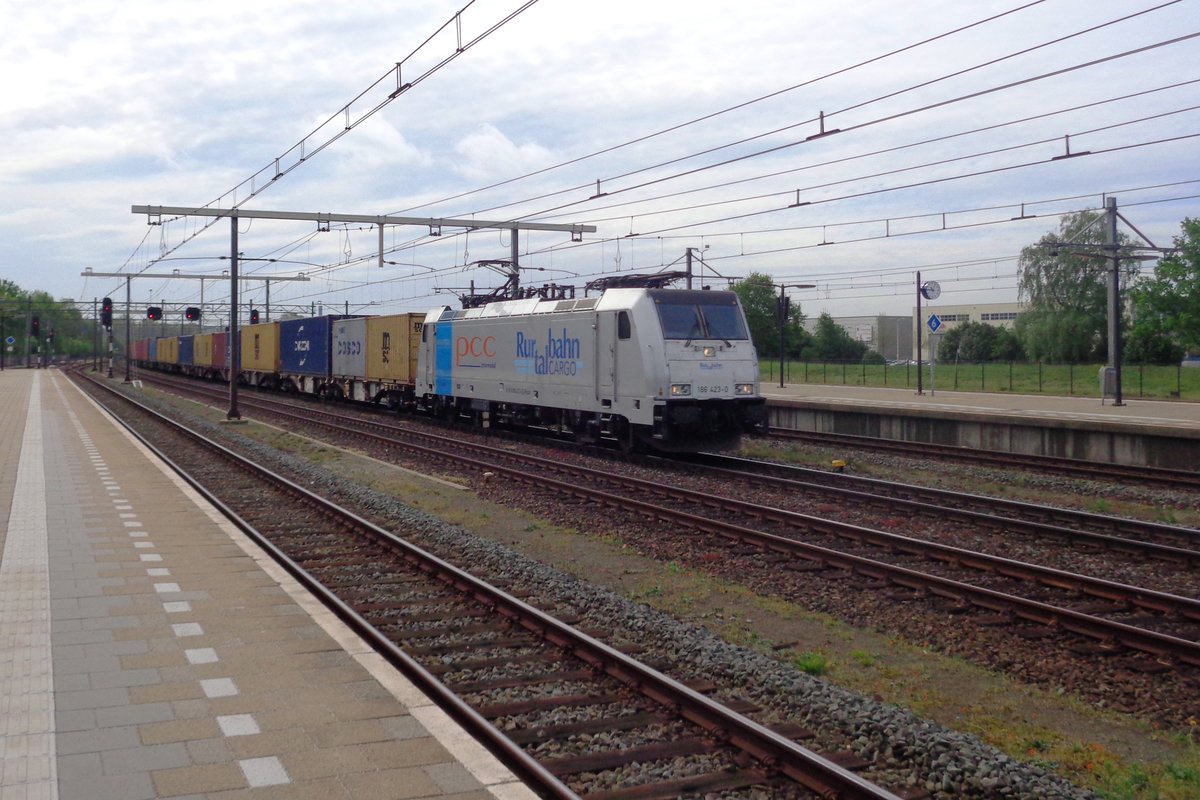 Am 26 April 2019 durchfahrt RTB 186 423 Boxtel.