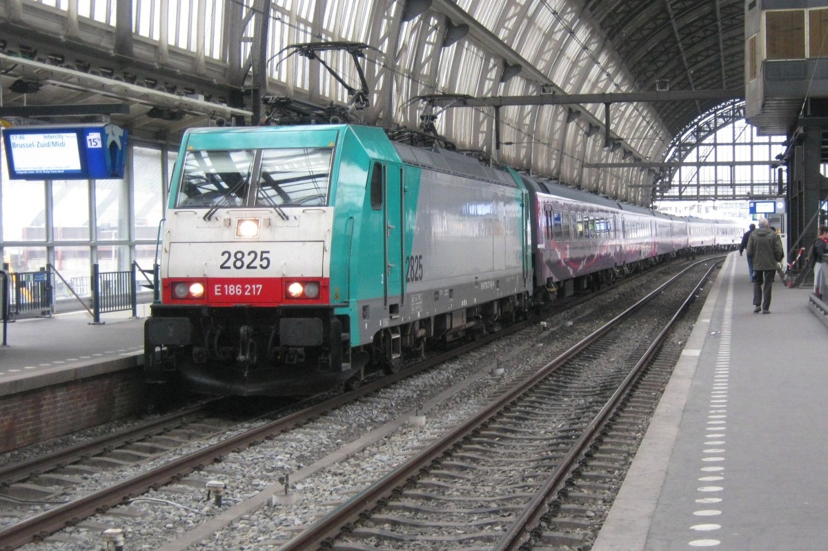 Am 26 Juli 2012 steht IC-Brussel in Amsterdam Centraal mit 2825 an der Spitze.