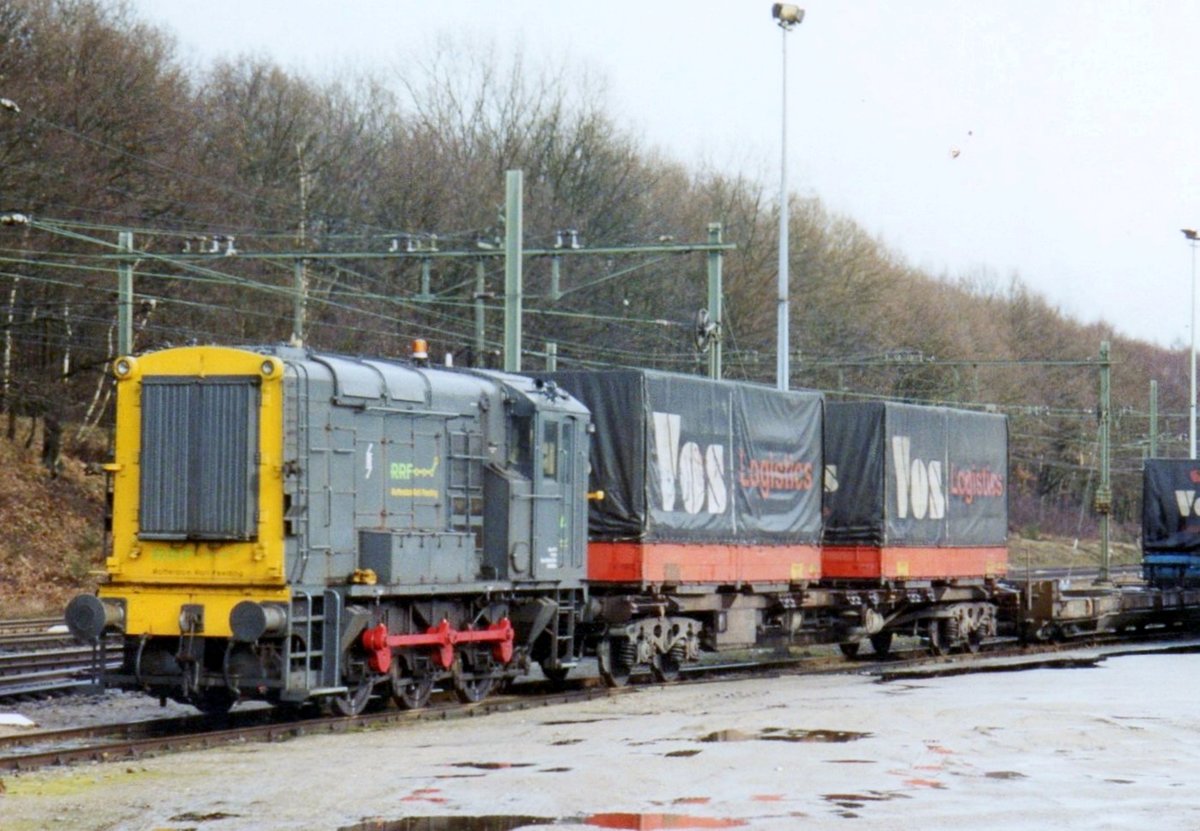 Am 26 März 2006 rangiert RRF 4 in Ede-Wageningen bei der HuPaC-terminal, die leider ab 2010 ganz verschwunden ist. 