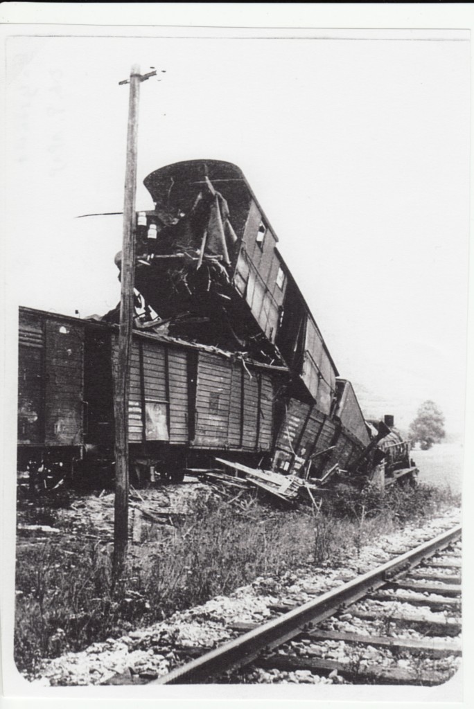 Am 26. September 1919 ereignete sich auf der Unstrutbahn in Balgstädt ein Unfall mit einem Güterzug. Ein planmäßiger Personenzug kam aus Richtung Freyburg. Gleichzeitig fuhr ein  Kali-Sonderzug  in Richtung Freyburg, der aber aus welchen Gründen auch immer nicht gemeldet war. Die Strecke war eingleisig, so wie heute. Das Einfahrsignal aus Richtung Freyburg stand auf Fahrt frei. In Richtung Freyburg gab es nur ein Ausfahrsignal vor dem ehemaligen Übergang in Richtung Unstrutwiesen. Ob dieses Signal Halt zeigte weiß ich nicht. Jedenfalls hat mein Urgroßvater Karl Ludwig schnell die Weiche so gestellt, dass der Güterzug auf das Abstellgleis fuhr und auf den am Ende stehenden Prellbock auffuhr und dann den  Haufen  bildete. Nach passieren der Weiche wurde diese wieder zurückgestellt und der Personenzug fuhr unbeschadet in den Bahnhof ein. Ein Verschulden von Karl Ludwig kann nicht sein, denn er bekam von der Reichsbahndirektion sogar eine Belobigung. Es kann natürlich sein, dass das Ausfahrtsignal Richtung Freyburg wegen technischem Defekt auf Frei stand. Aber da es keine Zeitzeugen mehr gibt, ist das reine Spekulation.. Auf der Fotopostkarte von dem Unglück ist mit Bleistift vermerkt  Karls Haufen . (Text & Postkarte: Peter Spies)