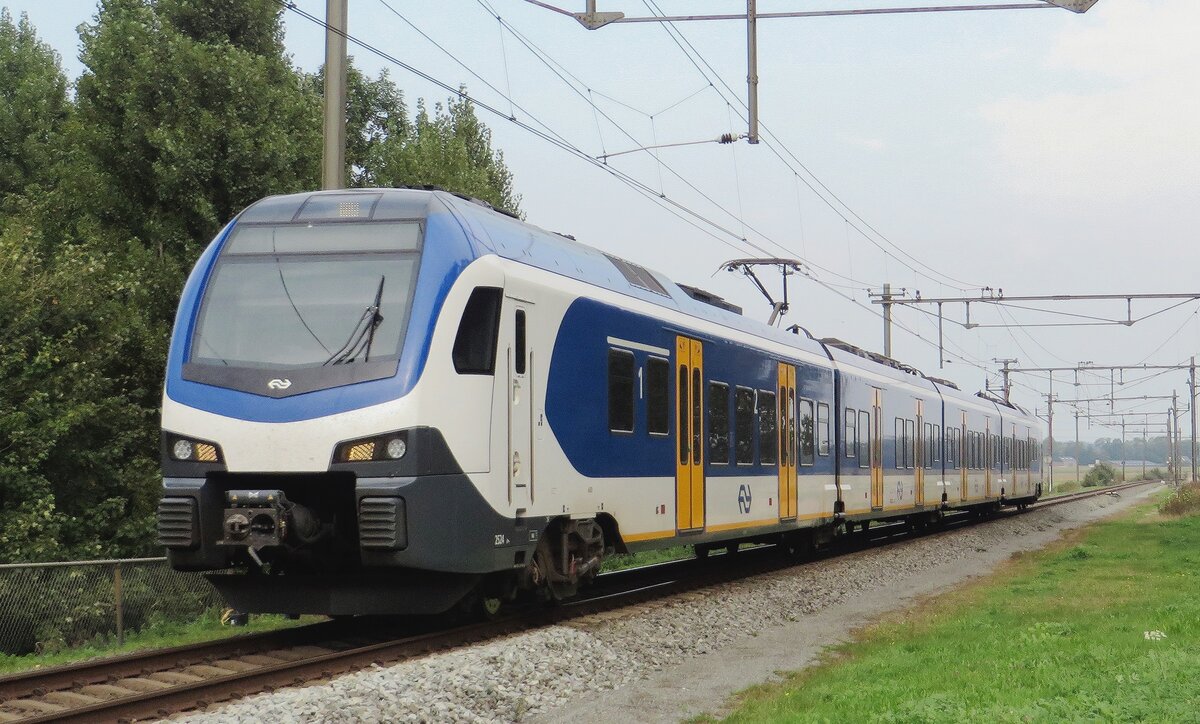 Am 26 September 2021 naht NS 2524 der Edith-Brücke über die Maas bei Niftrik.