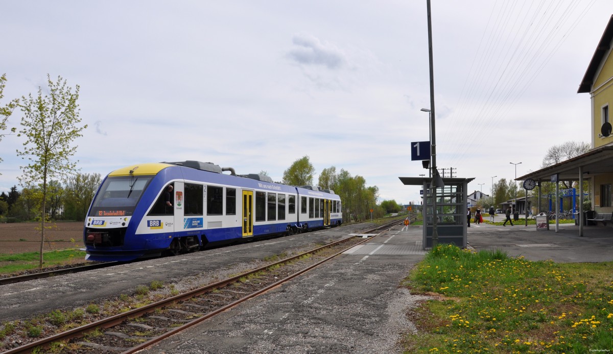 Am 26.04.2015 steht der Alstom Coradia Typ LINT 41  (VT 234) der BRB am Bahnhof Dasing und wartet auf Weiterfahrt in Richtung Ingolstadt.